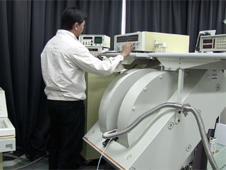 電子スピン共鳴装置・ESR（日本電子 JES-RE3X）